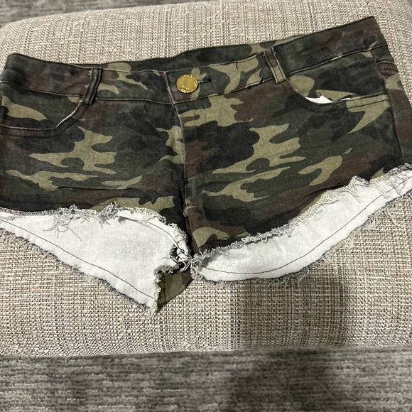 Y2K Camouflage short shorts fit like XS or XXS - Picture 3 of 5